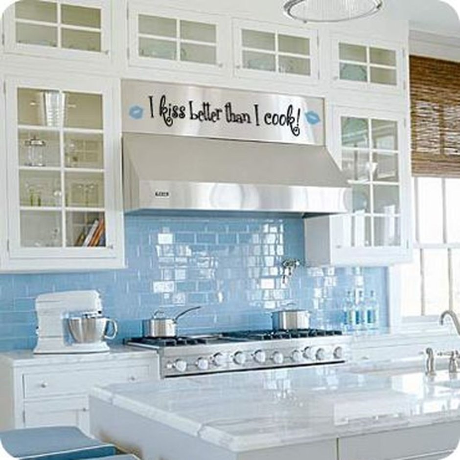 Кухня фартук из плитки дизайн бело голубая