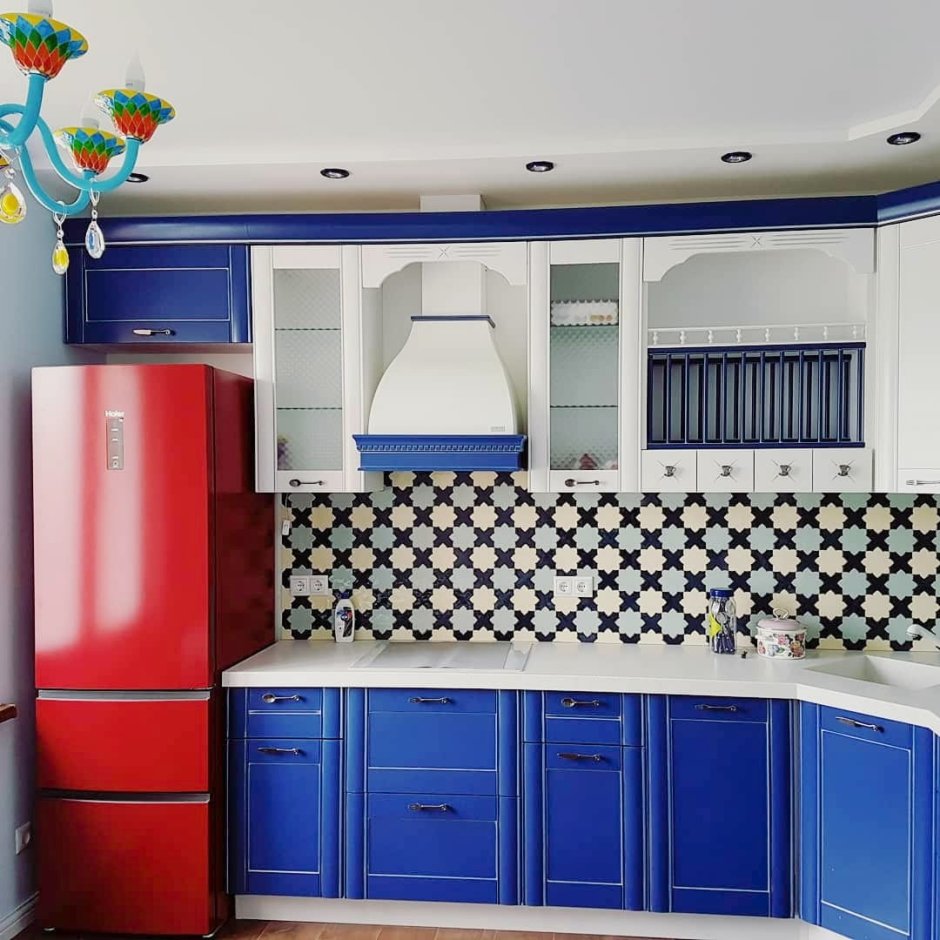 Бежевая кухня с голубым фартуком