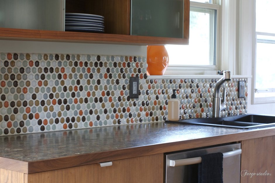 Кухонный фартук из плитки с геометрическими орнаментами