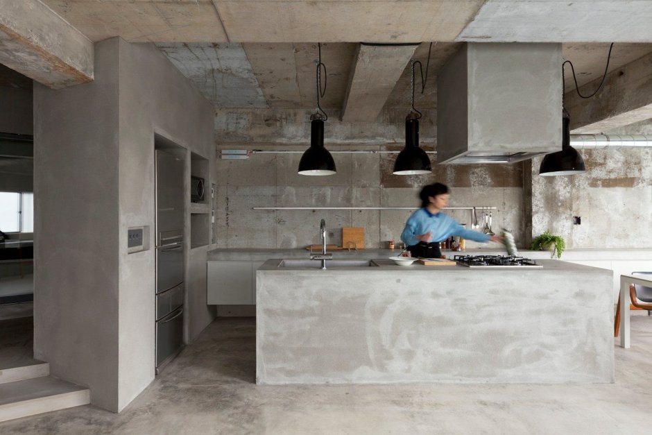 Кухня с бетонными стенами