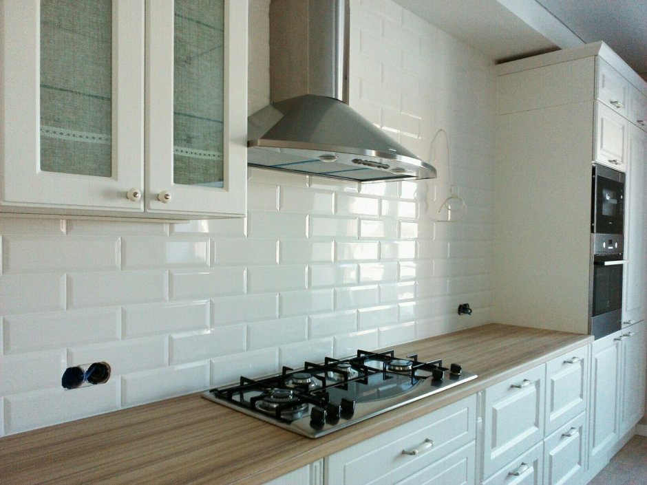 Белая плитка кирпичиком на кухню
