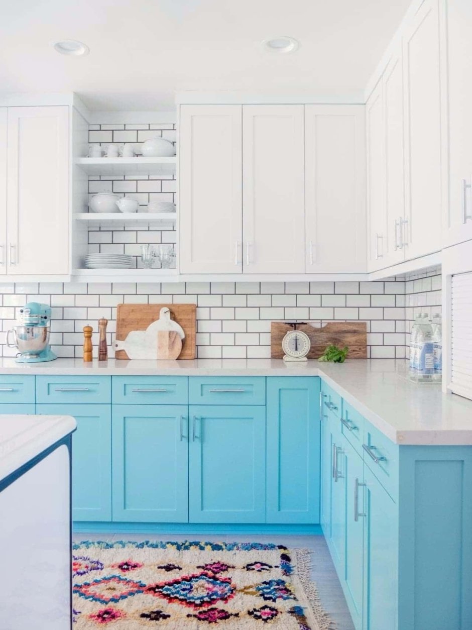 Кухня в синем цвете с деревянной столешницей