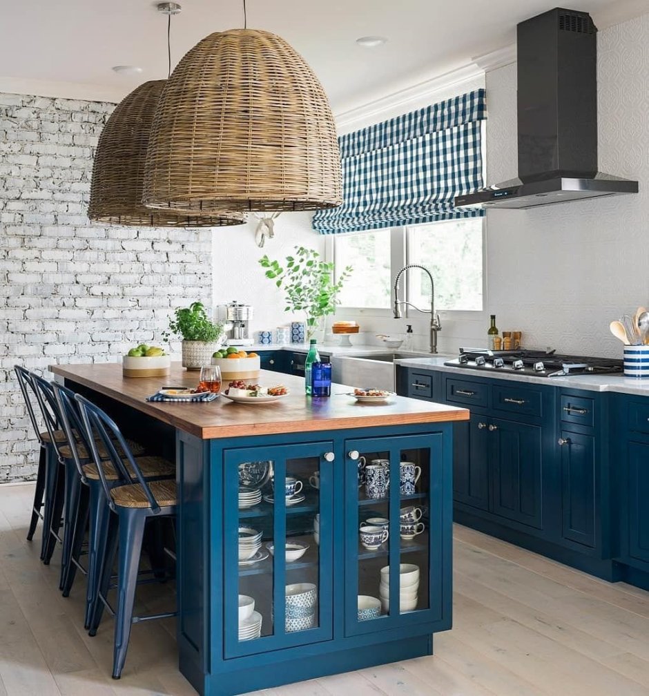 Голубая деревянная кухня