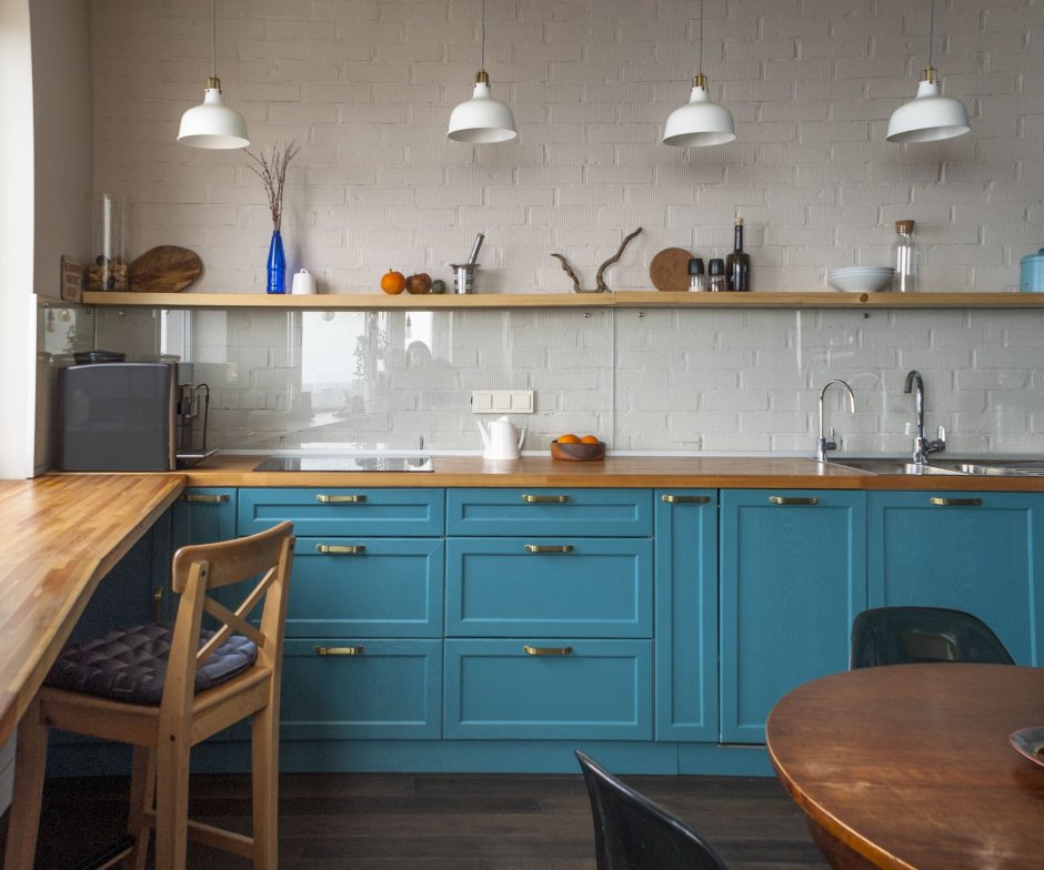 Голубая кухня с деревянной столешницей