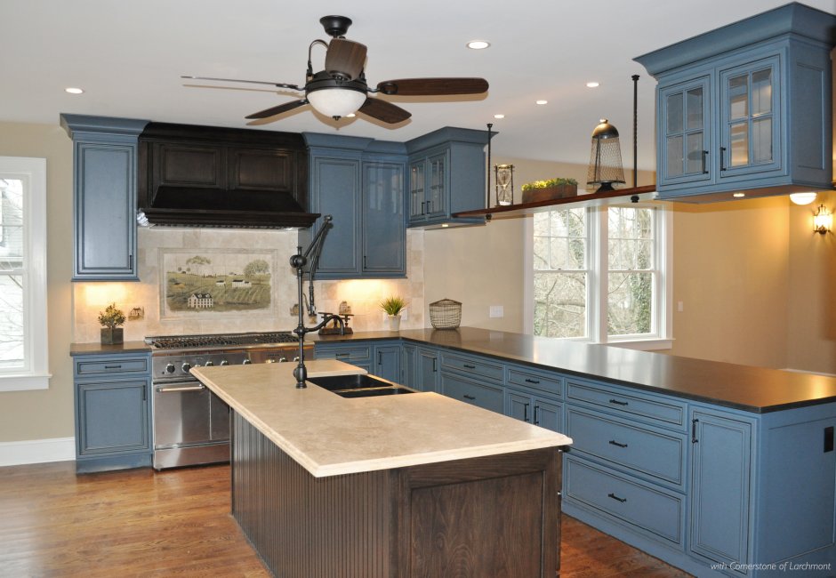 Синяя кухня с деревянной столешницей в интерьере