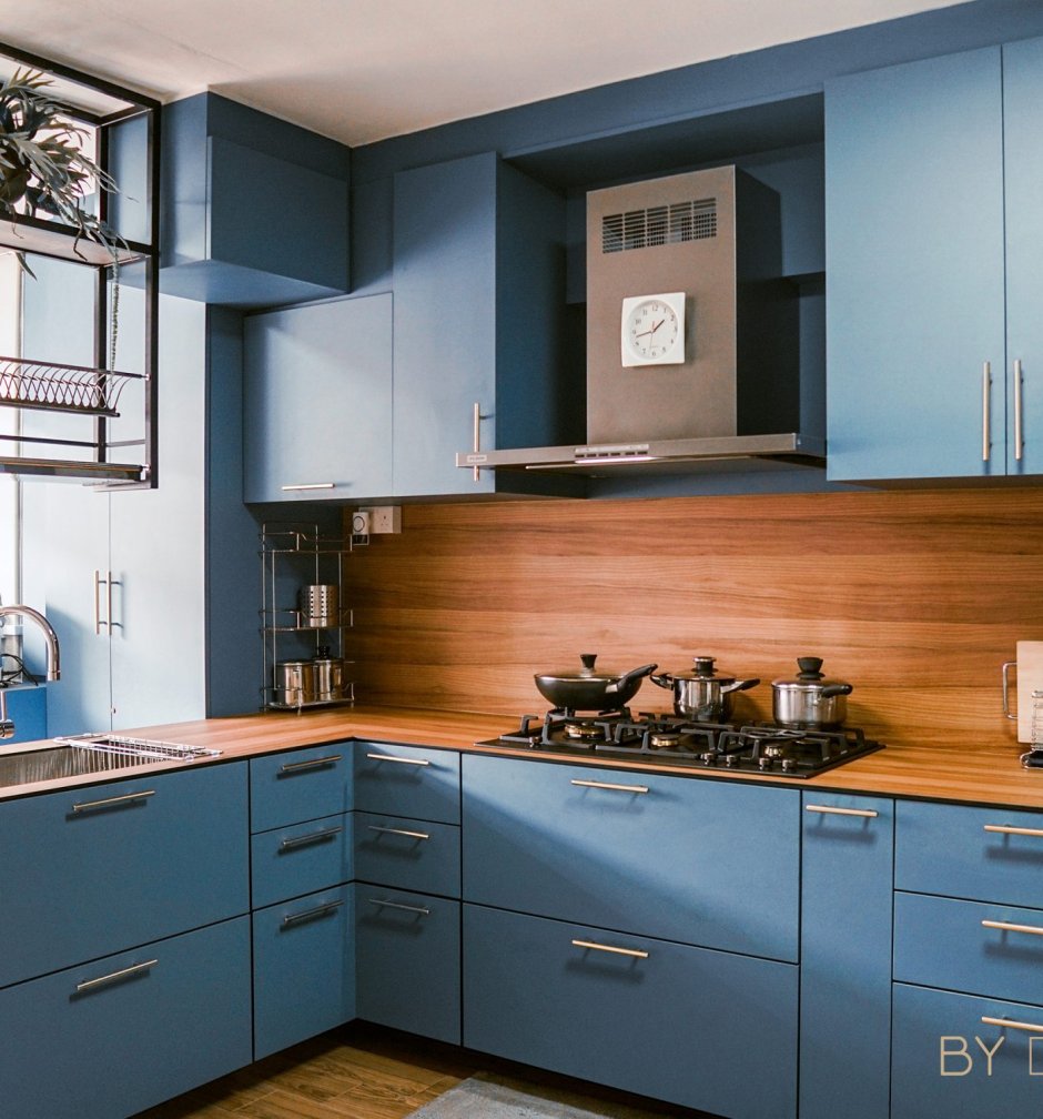 Голубая кухня с деревянной столешницей в современном стиле