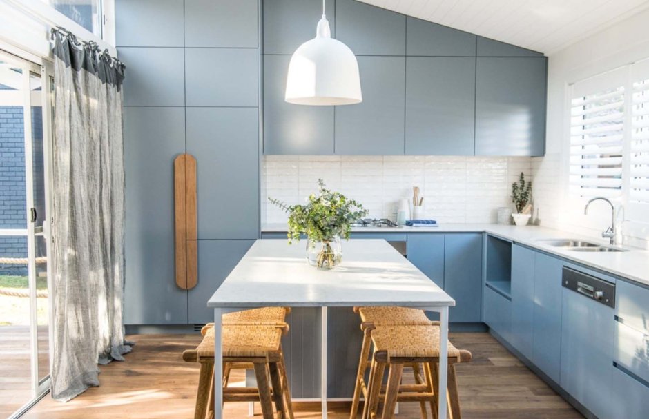 Голубая кухня в скандинавском стиле