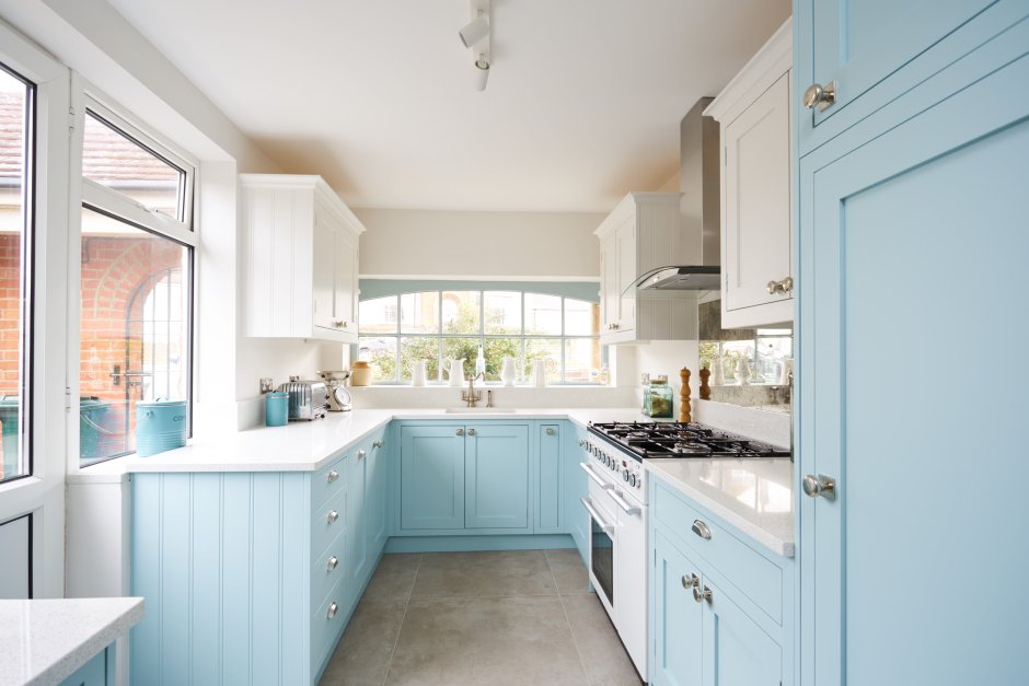Синяя кухня с деревянной столешницей и деревянными полами