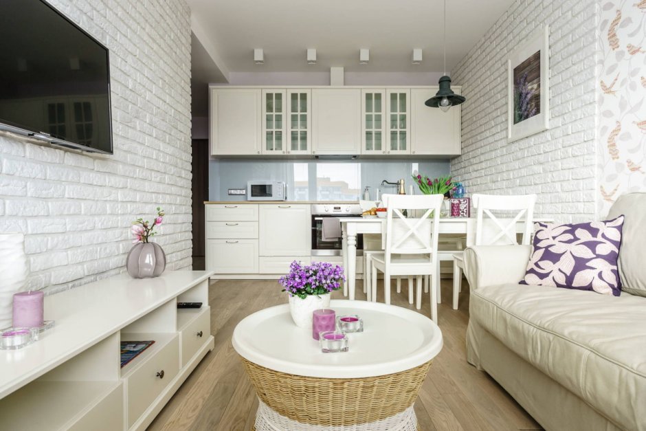 Белая кухня гостиная в стиле Прованс