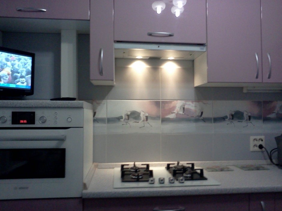Кухонные гарнитуры с белой варочной панелью