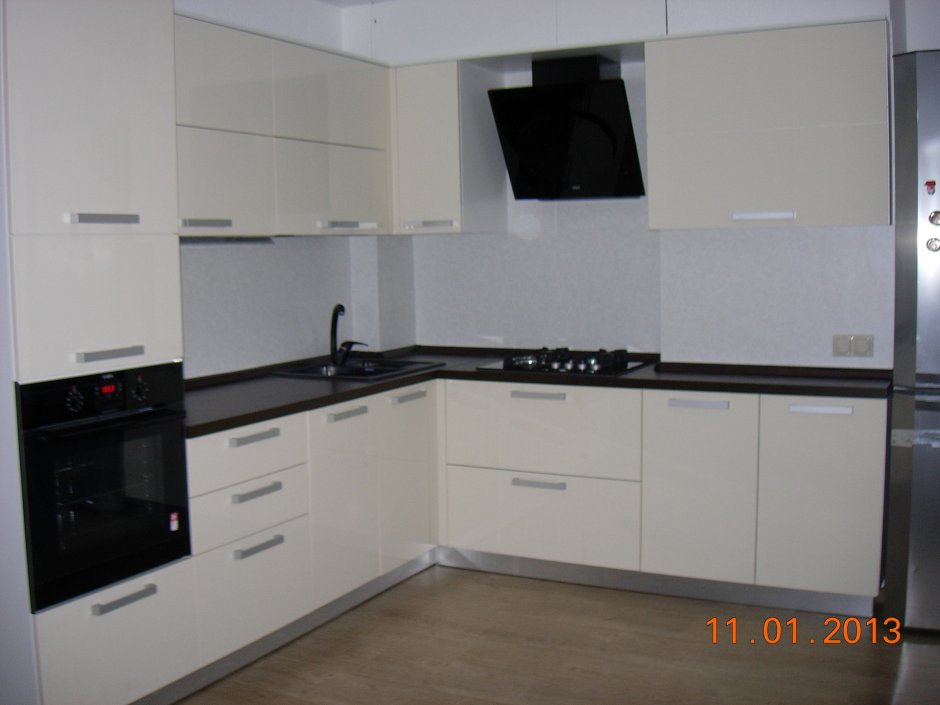 Черный духовой шкаф в белой кухне (53 фото)
