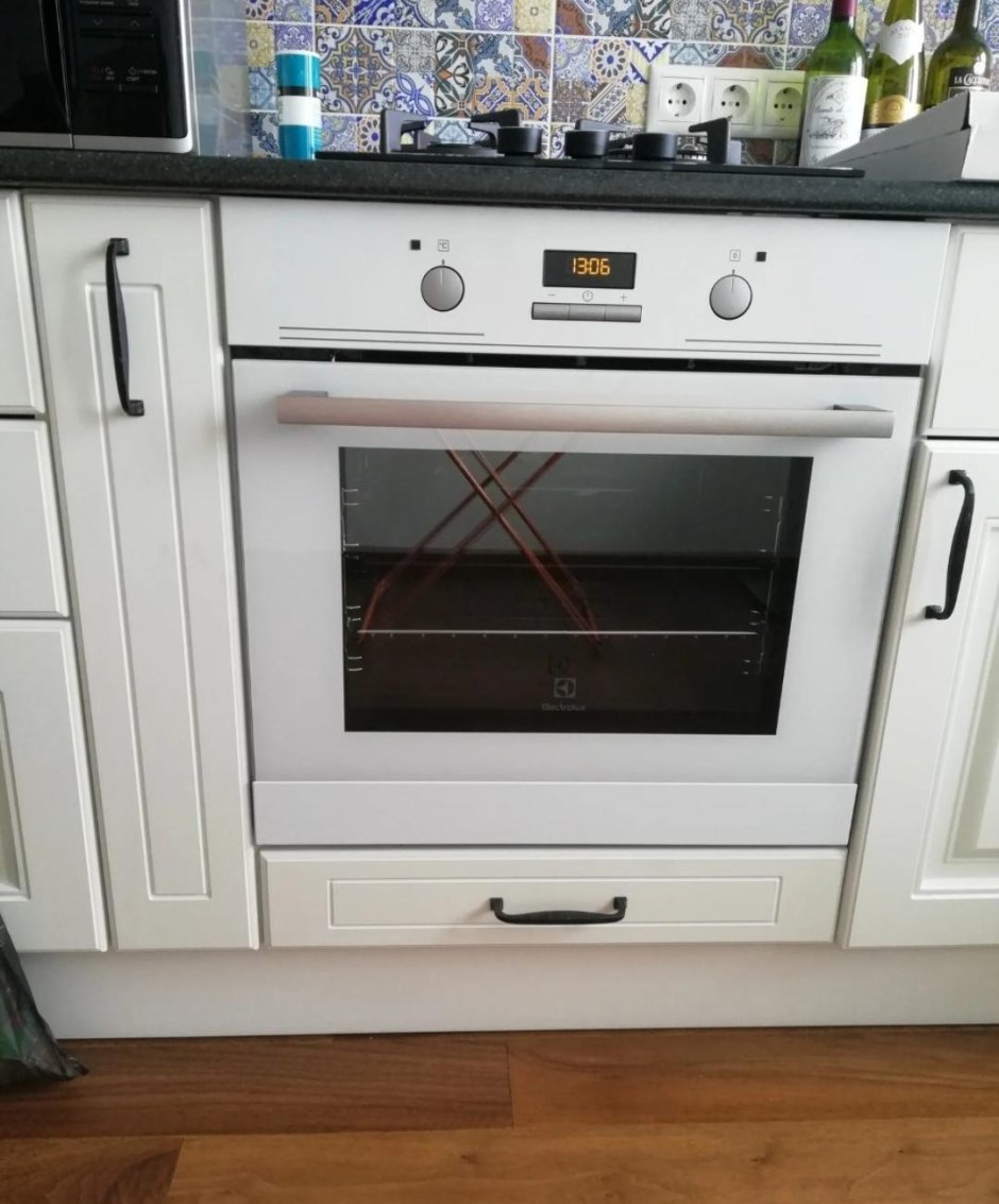Белая газовая плита в интерьере кухни