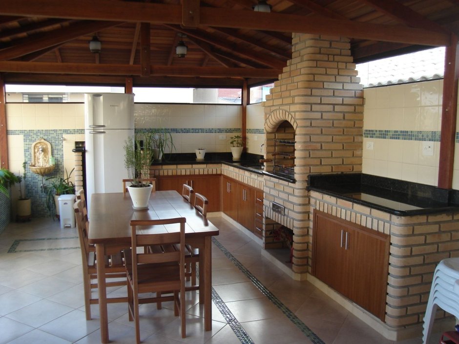 Летняя кухня в деревенском стиле на открытом воздухе