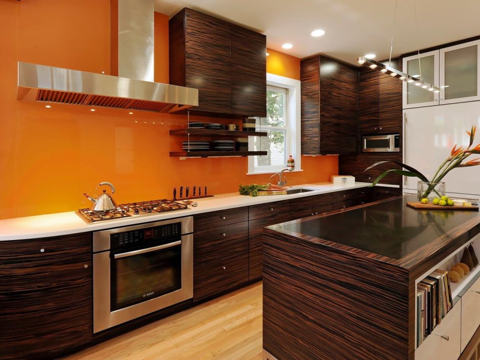 Кухня оранжевая с коричневым