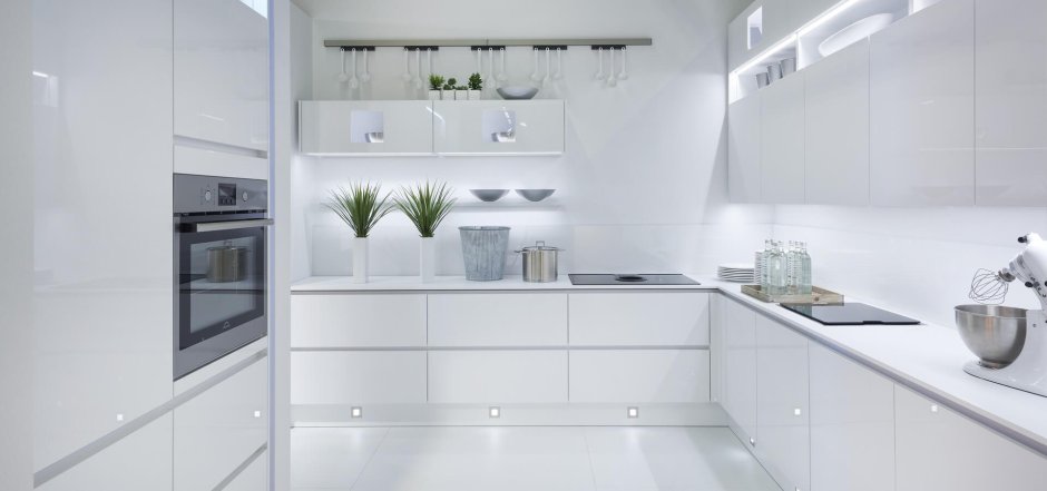 Белая глянцевая кухня с белой столешницей