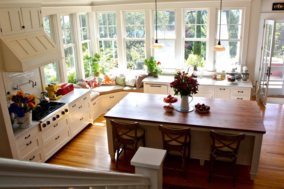 Кухня с большими окнами