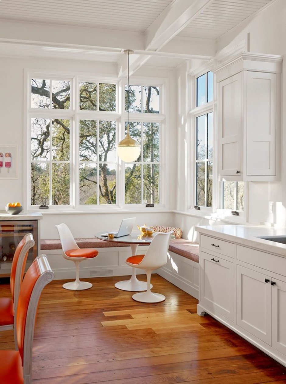 Кухня в скандинавском стиле с панорамными окнами