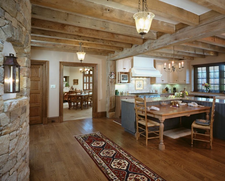 Гостиная в деревенском стиле в деревянном доме