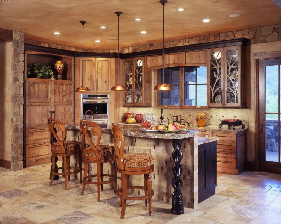 Интерьер кухни с деревянными балками
