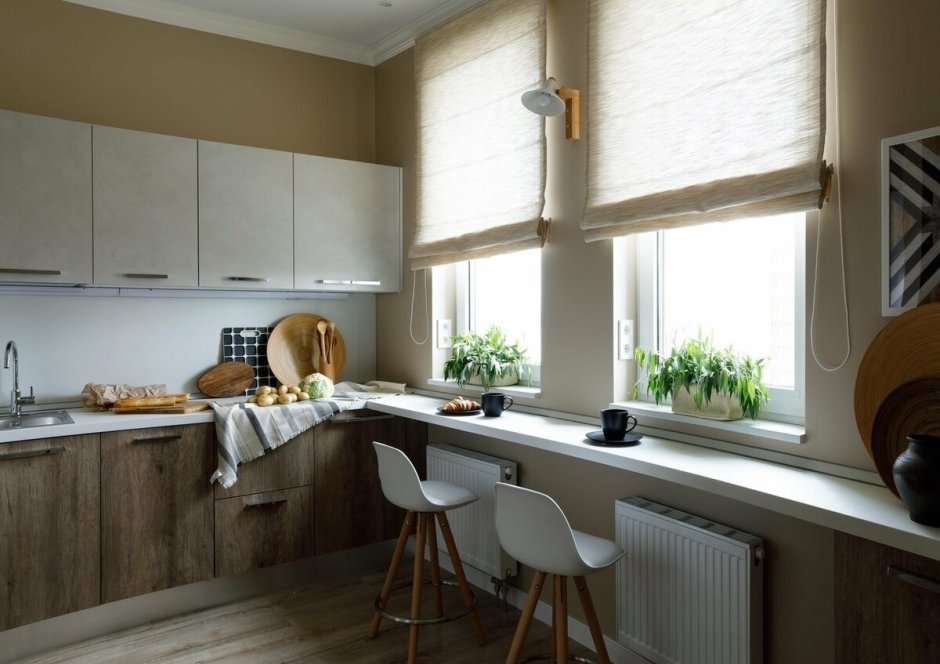 Интерьер маленькой кухни с окном