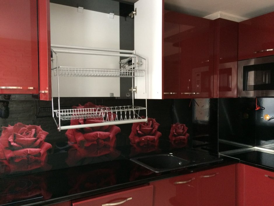 Бордовая кухня с черной столешницей (64 фото)