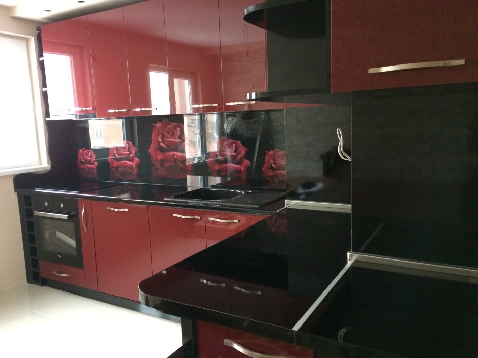 Кухня бордо с черной столешницей