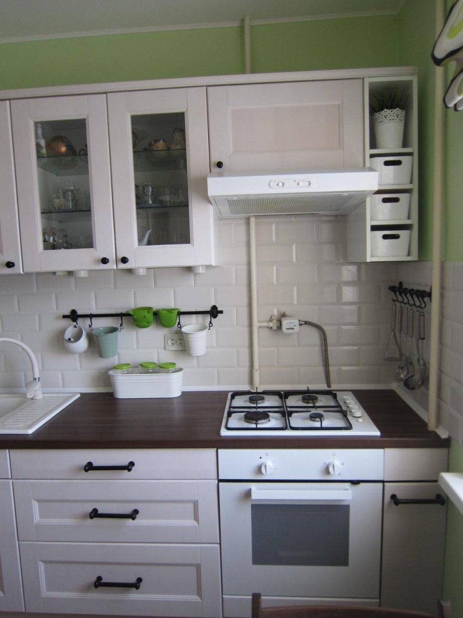 Белая кухня с газовой плитой