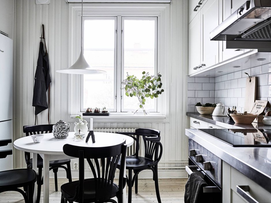 Скандинавская кухня с черным столом