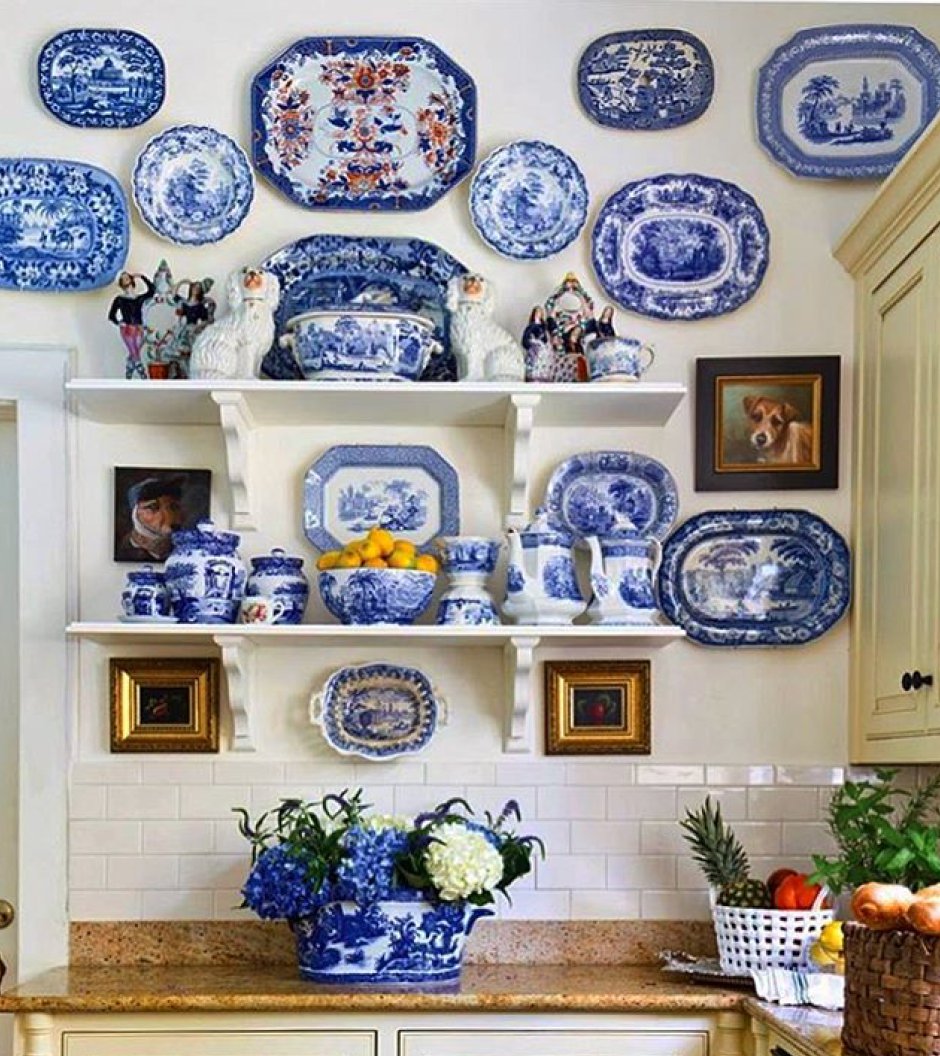 Голубая посуда в интерьере кухни