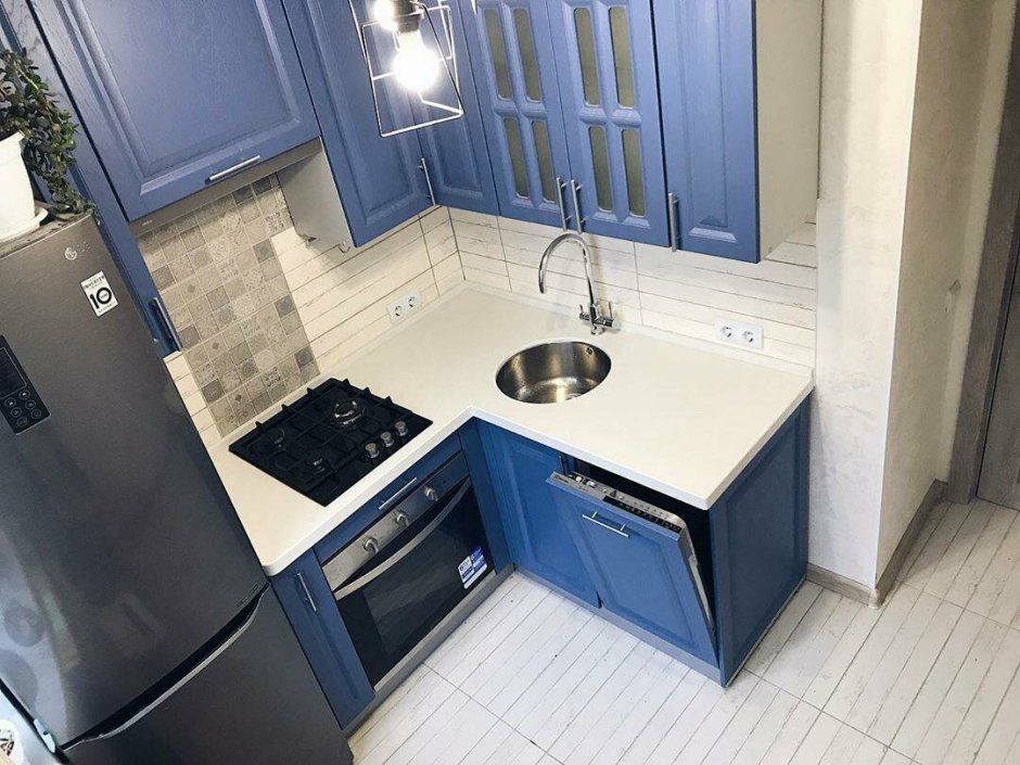 Дизайн маленькой угловой кухни с холодильником (90 фото)