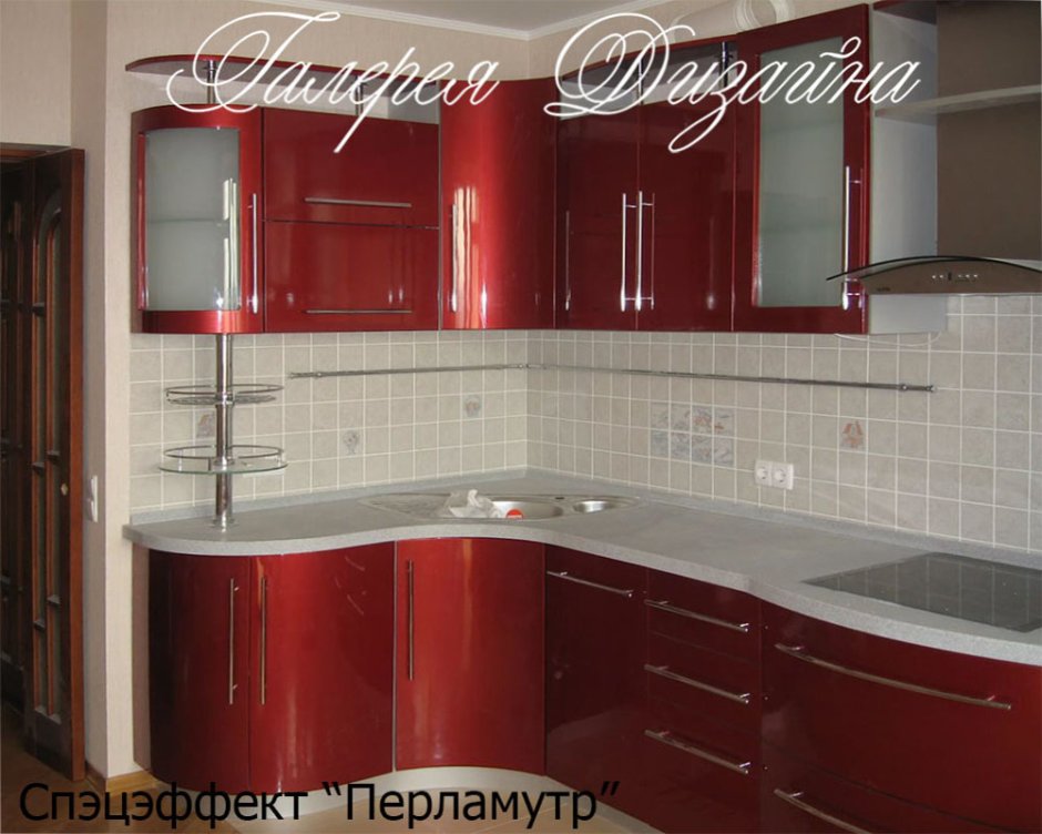 Голубая угловая кухня с радиусными фасадами