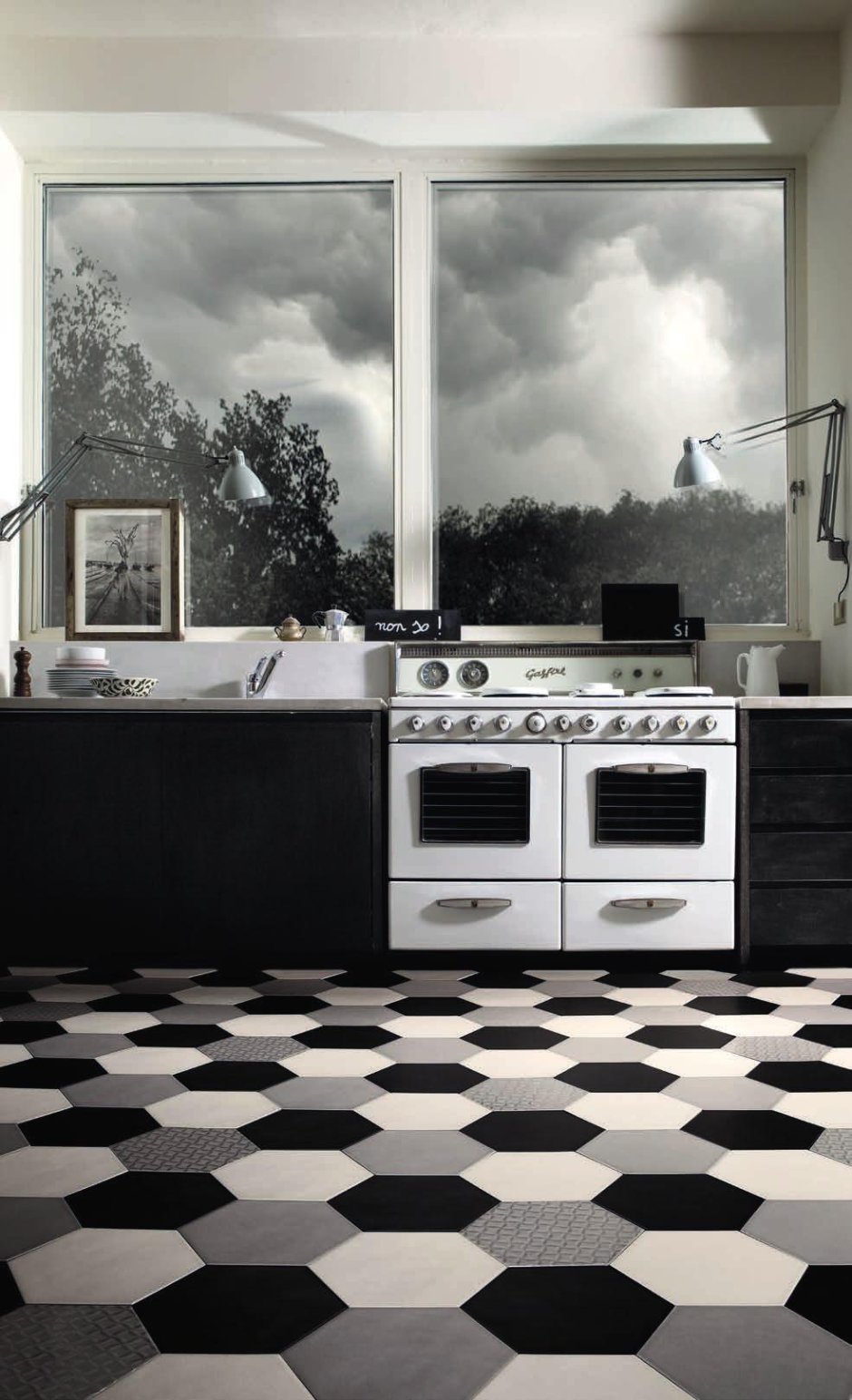 Чорна белая плитка на кухне