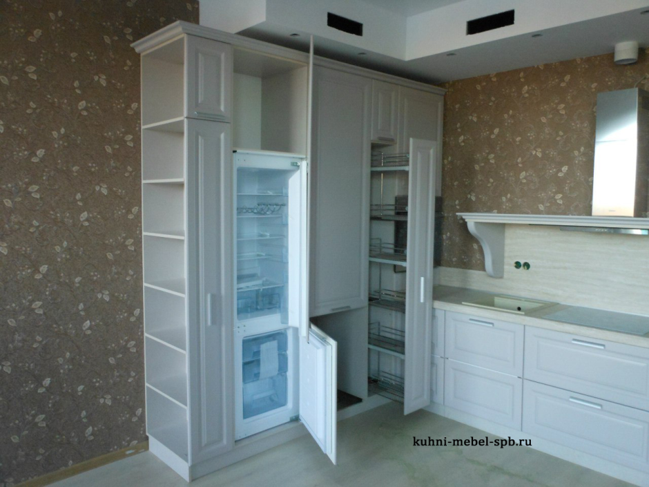 Духовой шкаф рядом с холодильником