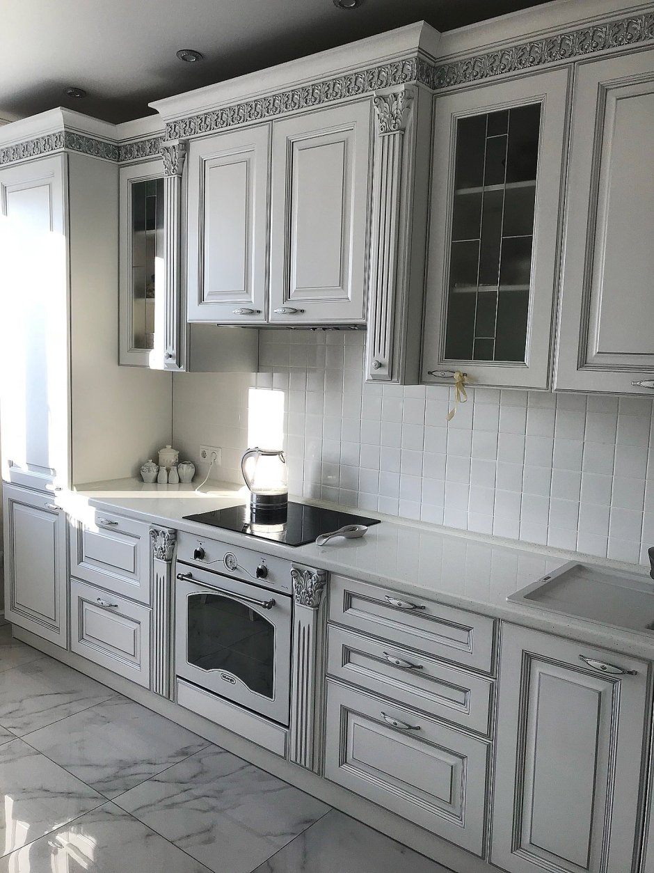 Белая кухня с серебряной патиной холодильник