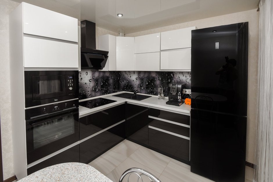 Белая кухня черная варочная панель и духовой шкаф