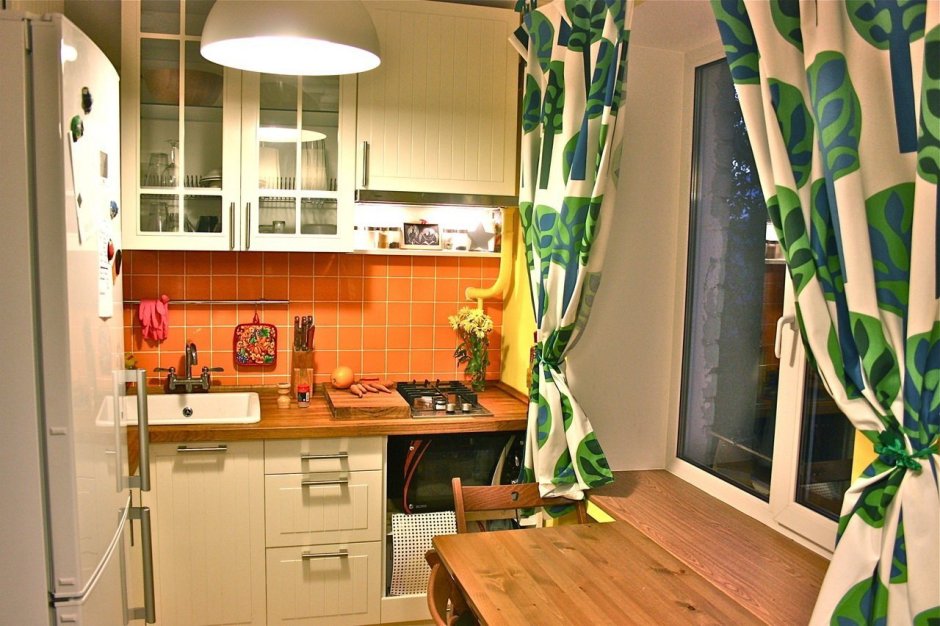 Яркие шторы в интерьере кухни