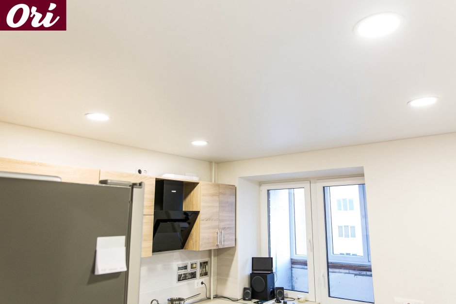 Сатиновый натяжной потолок на кухне (58 фото)