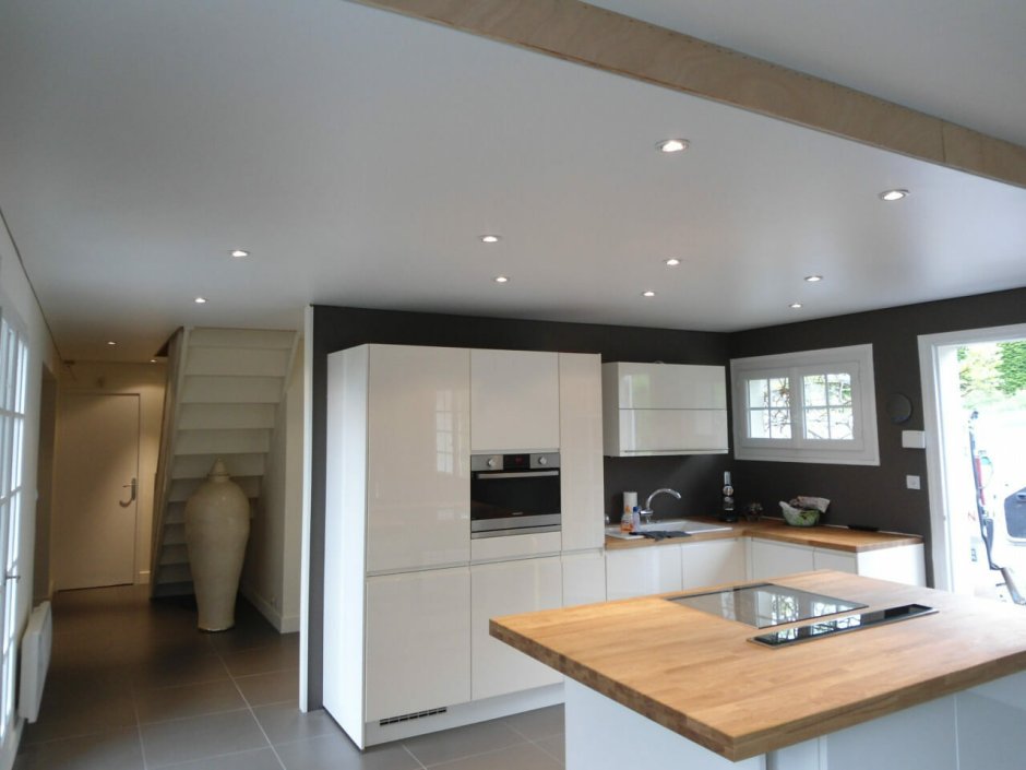 Практичен ли сатиновый потолок на кухню
