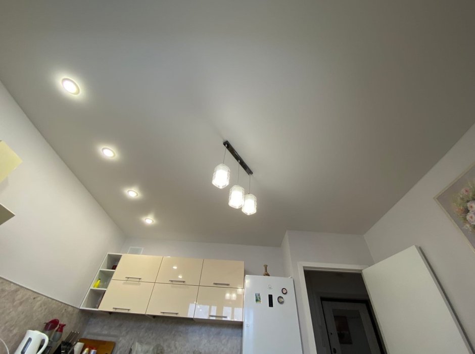 Расположение точечных светильников на кухне