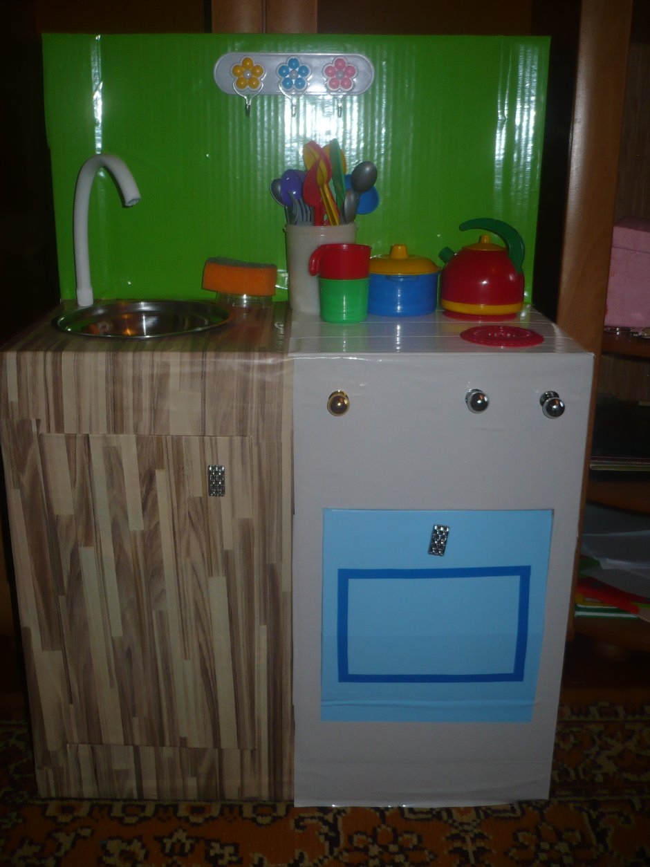 Детская кухня из коробок и бутылок своими руками