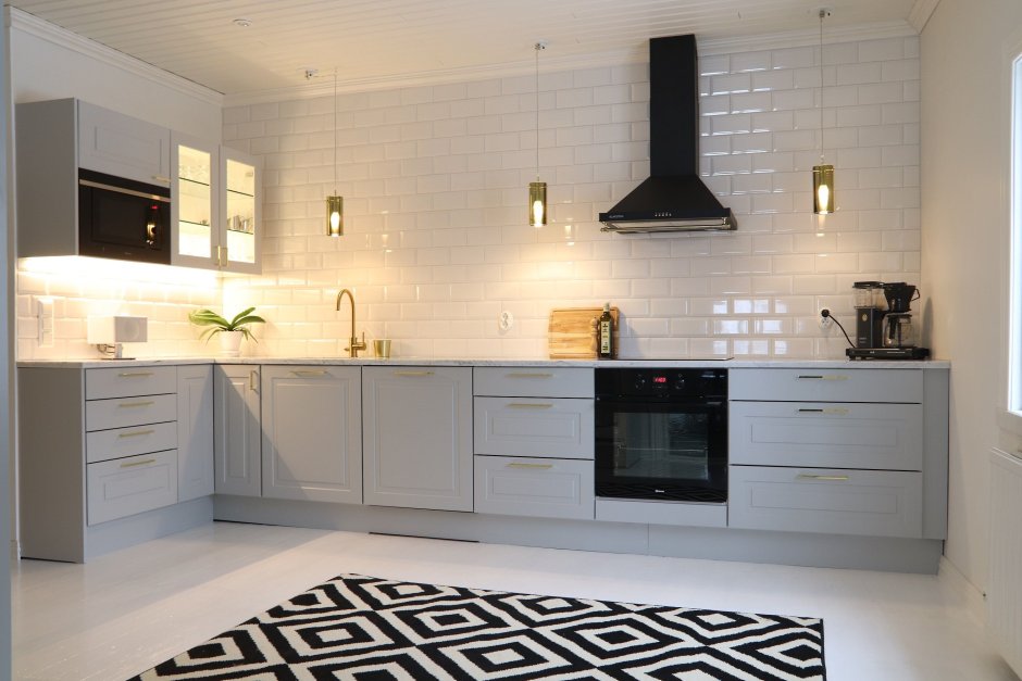 Классическая белая кухня без верхних шкафов крупная плитка