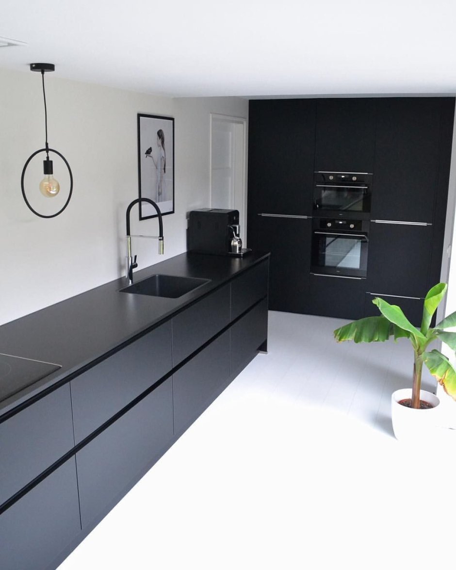 Черная кухня без верхних шкафов