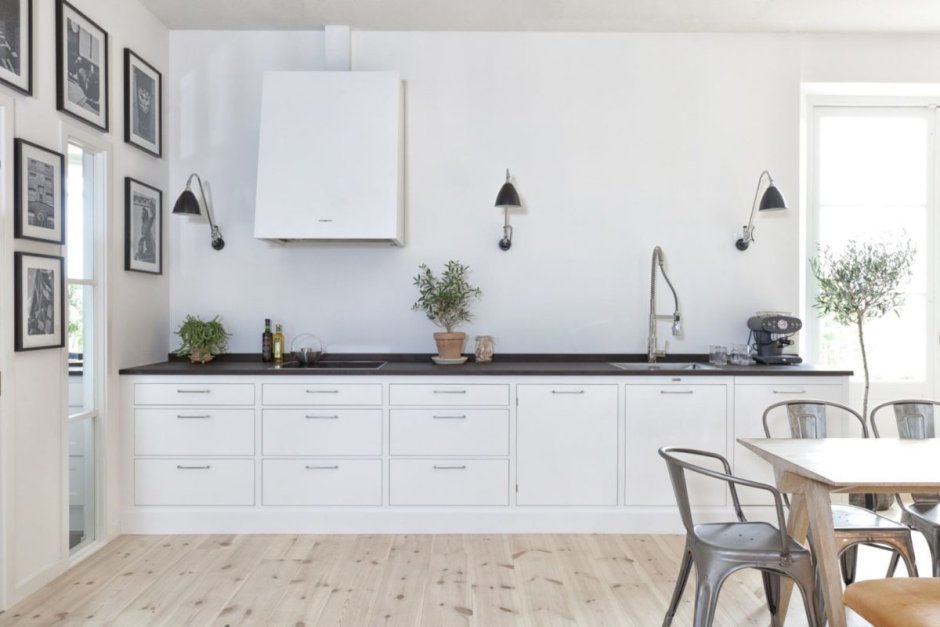 Белая кухня с черной столешницей в скандинавском стиле