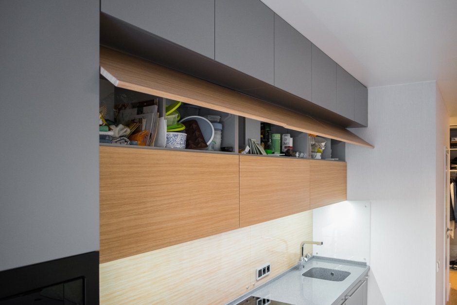 Aventos HF на кухне с антресолями