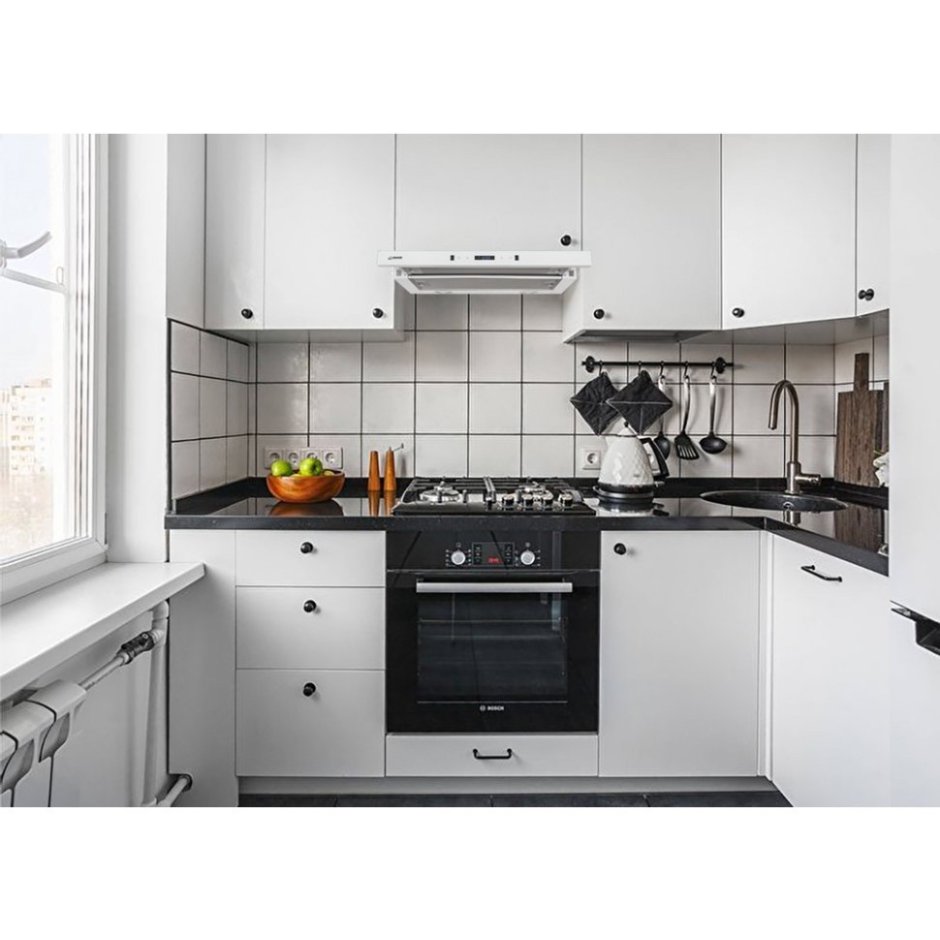 Белая кухня с черной мойкой (64 фото)