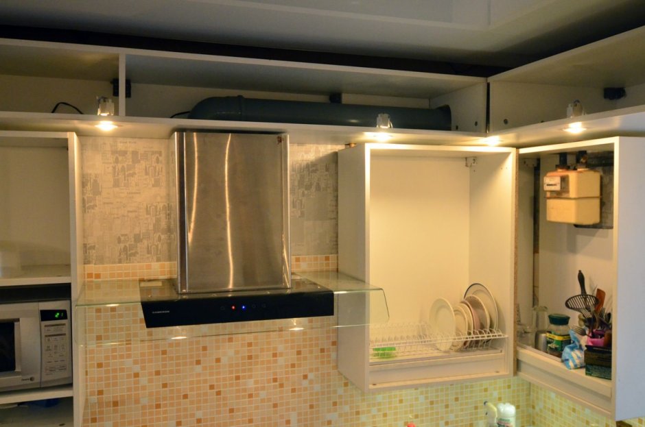 Кухня с фальш панелями до потолка