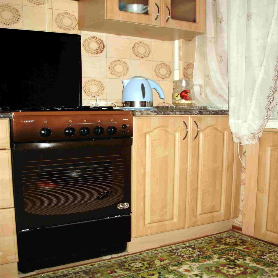 Отдельностоящая газовая плита в интерьере кухни