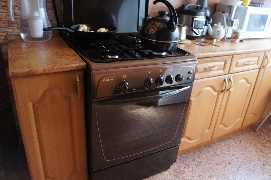 Кухня с коричневой плитой