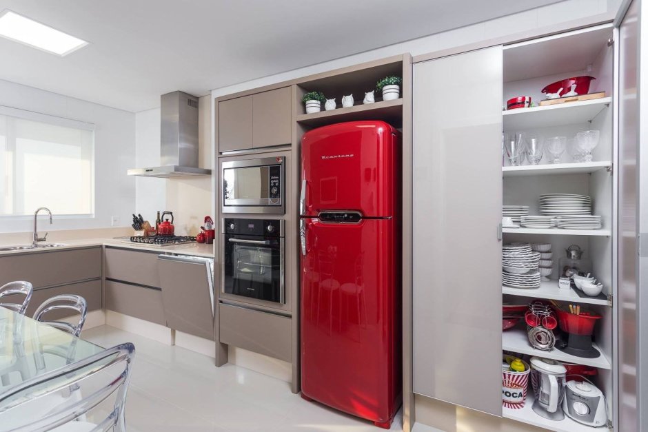 Угловая кухня с большим холодильником (75 фото)