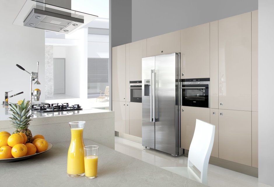 Холодильник Side by Side в интерьере кухни-гостиной
